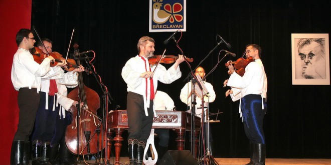 Současná cimbálová muzika Břeclavanu s primášem Františkem Blažkem v roce 2009. Foto: Karel Čepera
