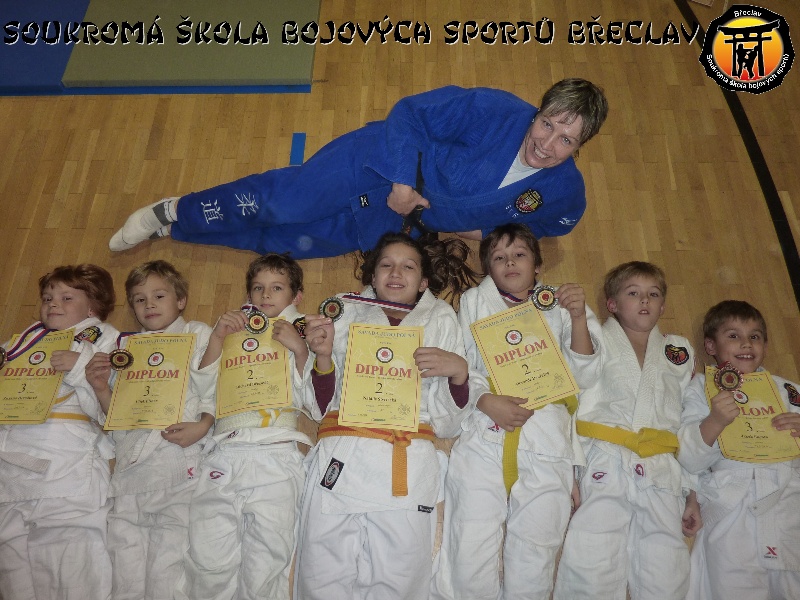 Trenérka Věra Krásná s mladými judisty Soukromé školy bojových sportů.Foto: Hana Březovičová