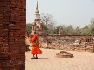 budhistický mnich si prohlíží bývalé hlavní město thajského království