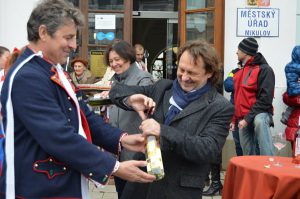 Otevírání svatomartinských vín se ujal starosta Mikulova Rostislav Koštial.